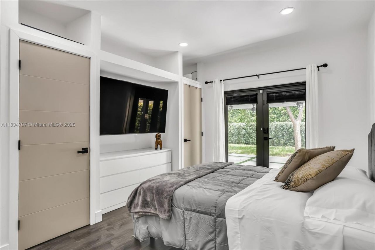 2484 SW 25 St, Miami, FL 33133 Photo