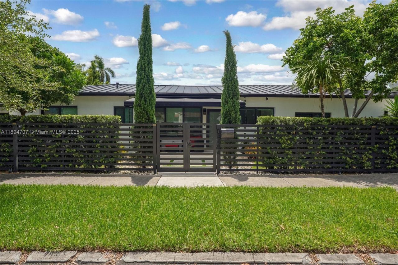 2484 SW 25 St, Miami, FL 33133 Photo