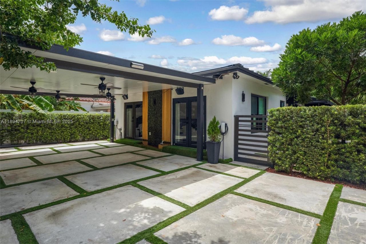 2484 SW 25 St, Miami, FL 33133 Photo