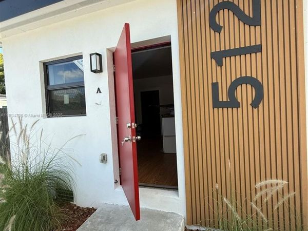 512 NW 2nd Ave, Unit B, Hallandale Beach, FL 33009