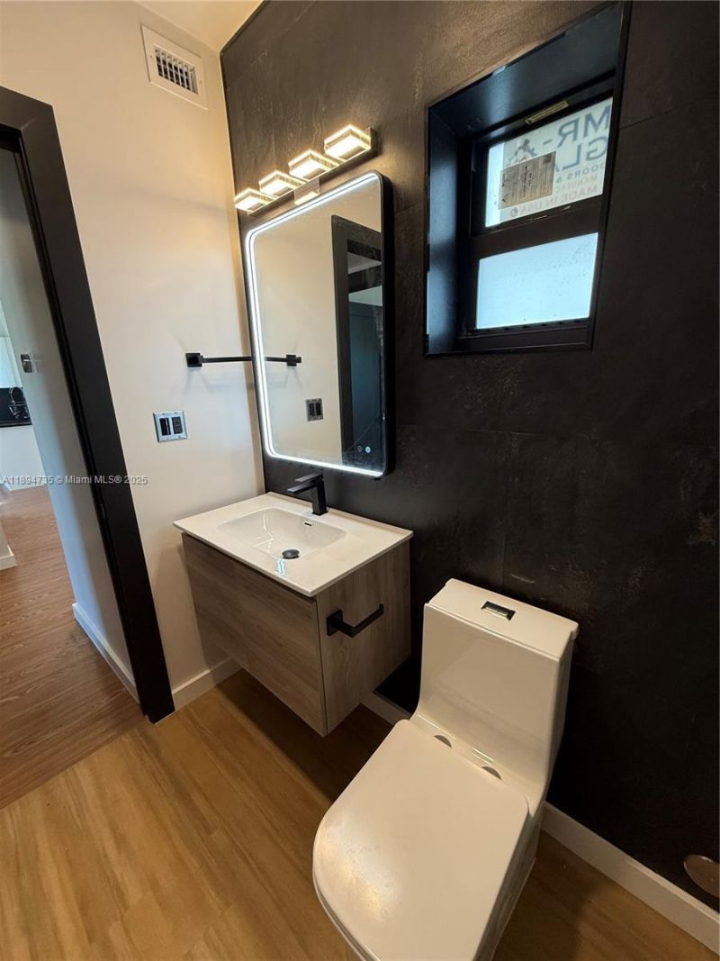 512 NW 2nd Ave, Unit B, Hallandale Beach, FL 33009 Photo