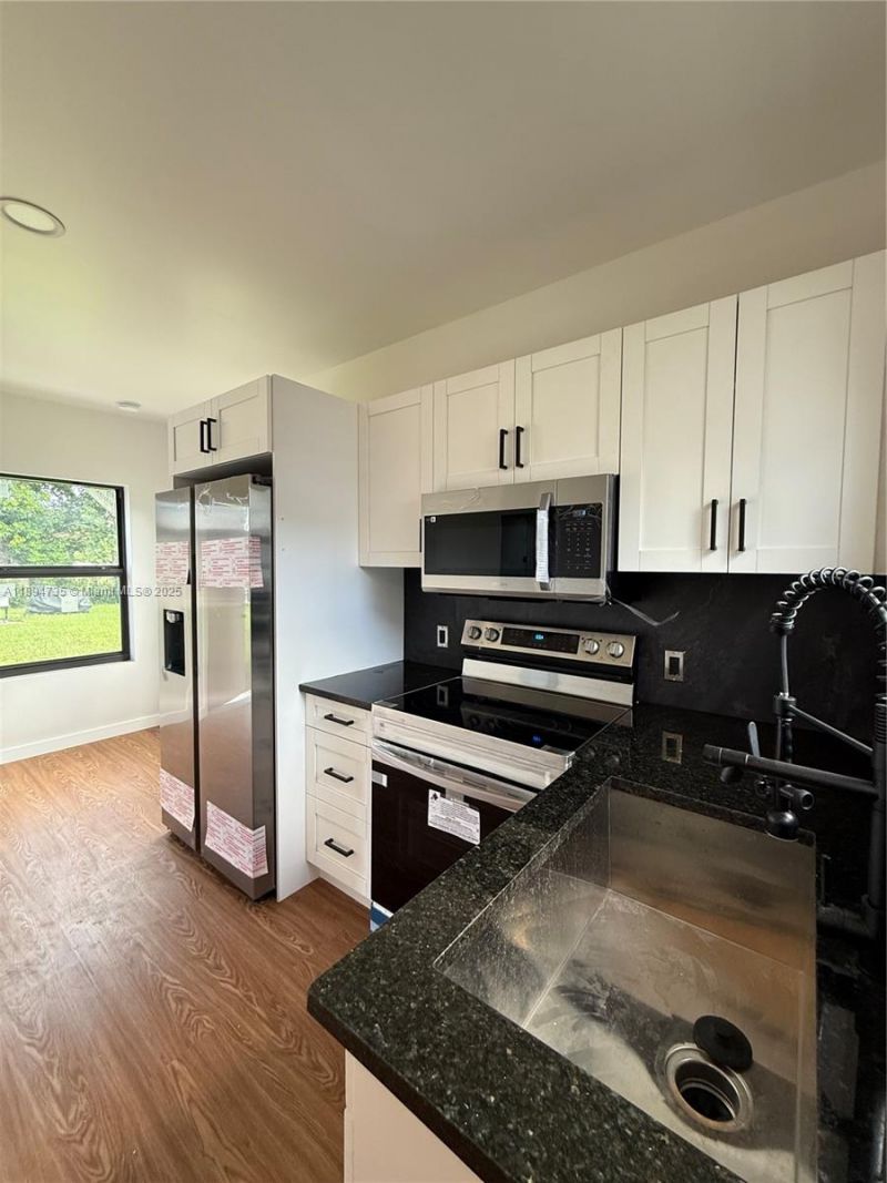 512 NW 2nd Ave, Unit B, Hallandale Beach, FL 33009 Photo