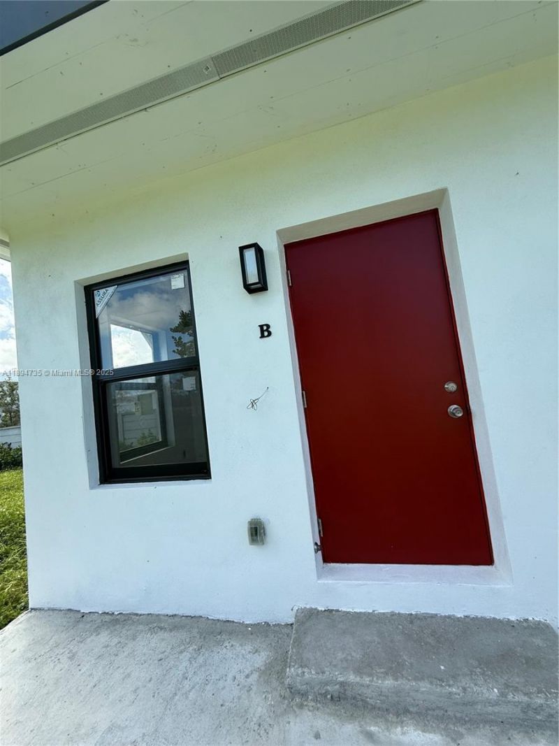 512 NW 2nd Ave, Unit B, Hallandale Beach, FL 33009 Photo