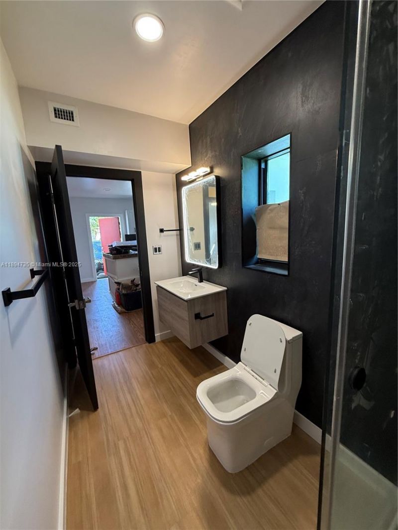 512 NW 2nd Ave, Unit B, Hallandale Beach, FL 33009 Photo