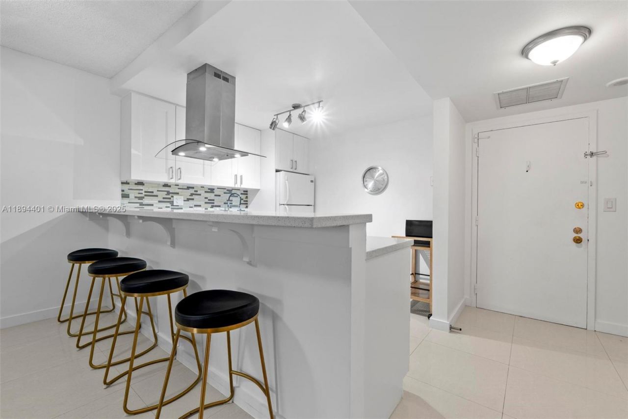 600 Three Islands Blvd, Unit 317, Hallandale Beach, FL 33009 Photo