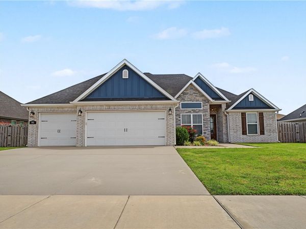 901 Carlock Drive, Pea Ridge, AR 72751