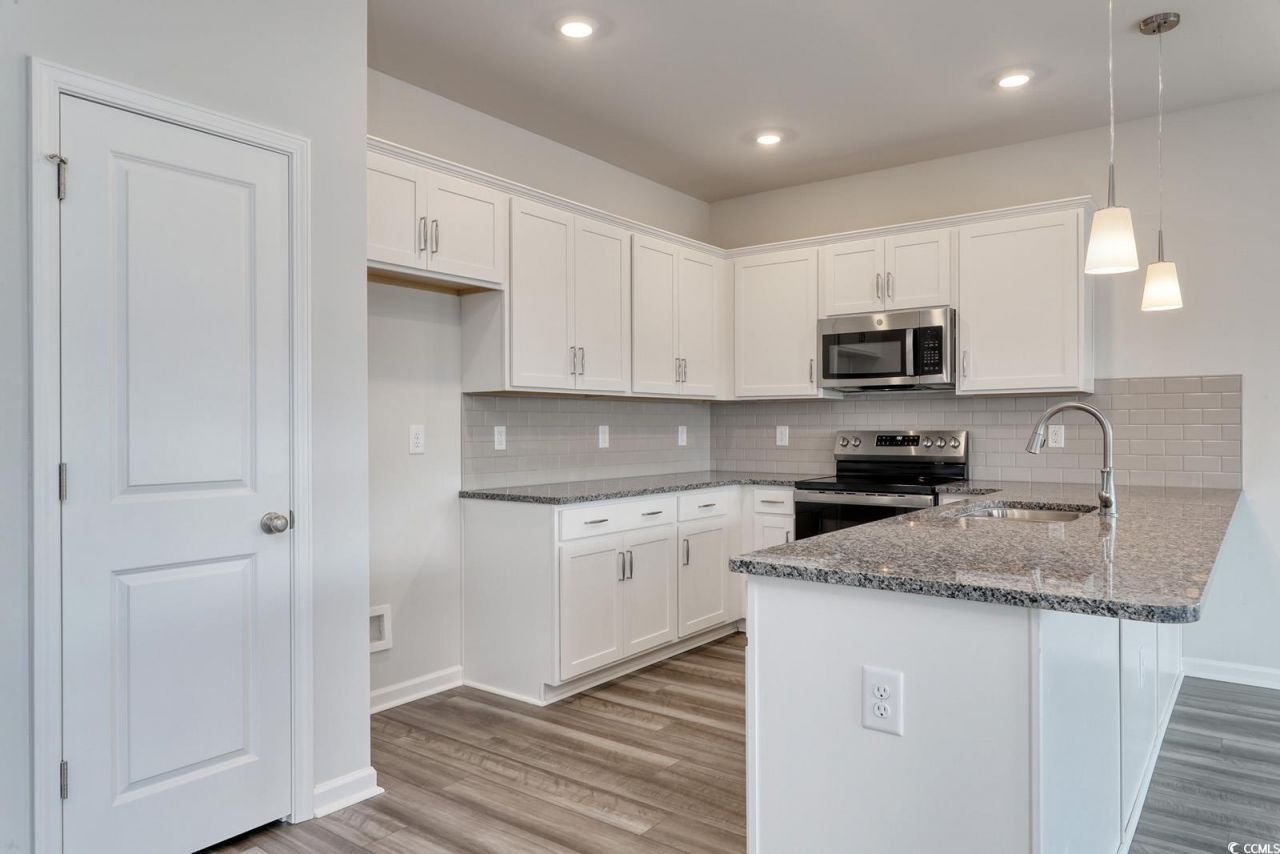 357 Garden Grove St Photo 17