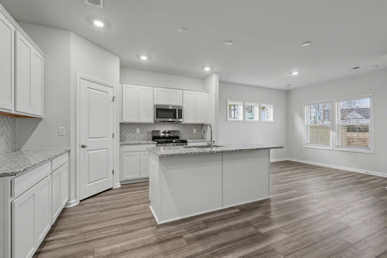 357 Garden Grove St Photo 4