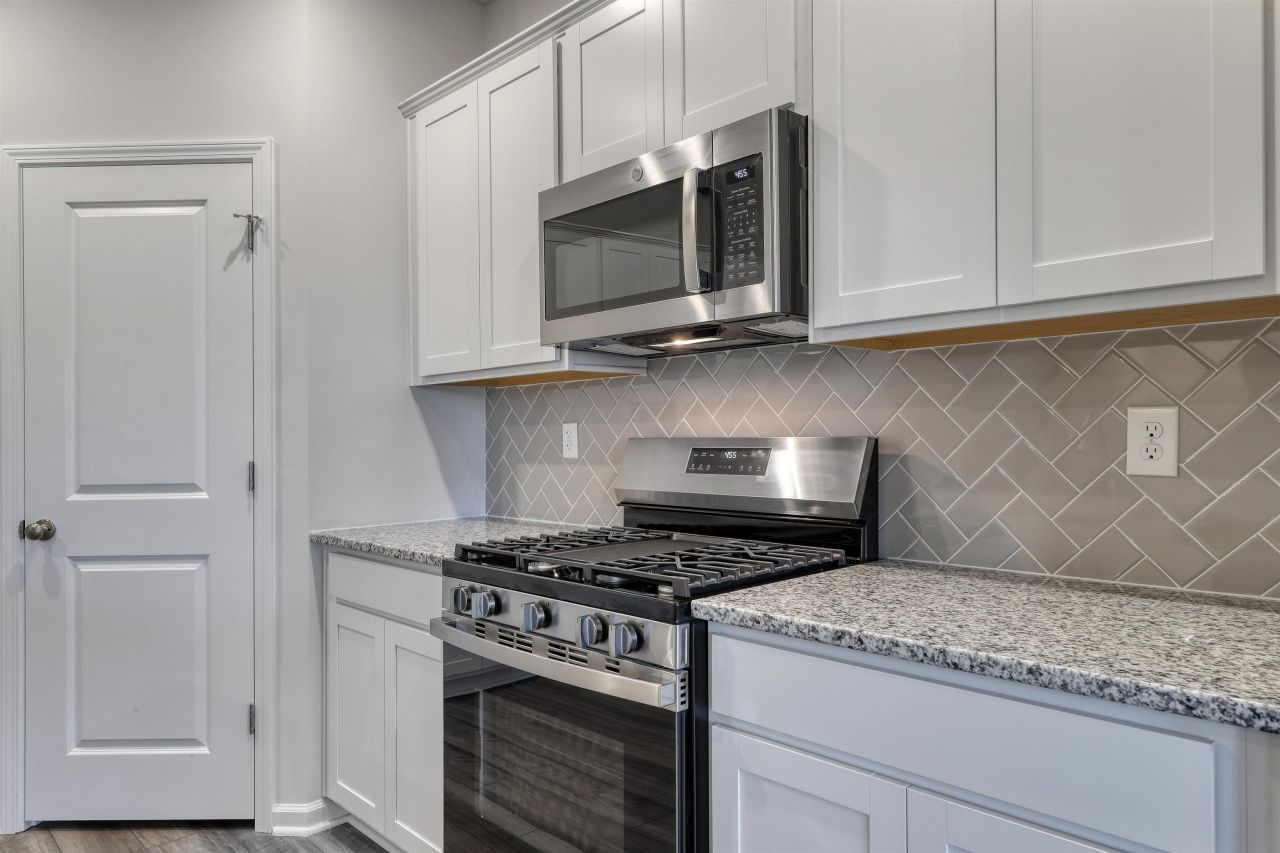 357 Garden Grove St Photo 5