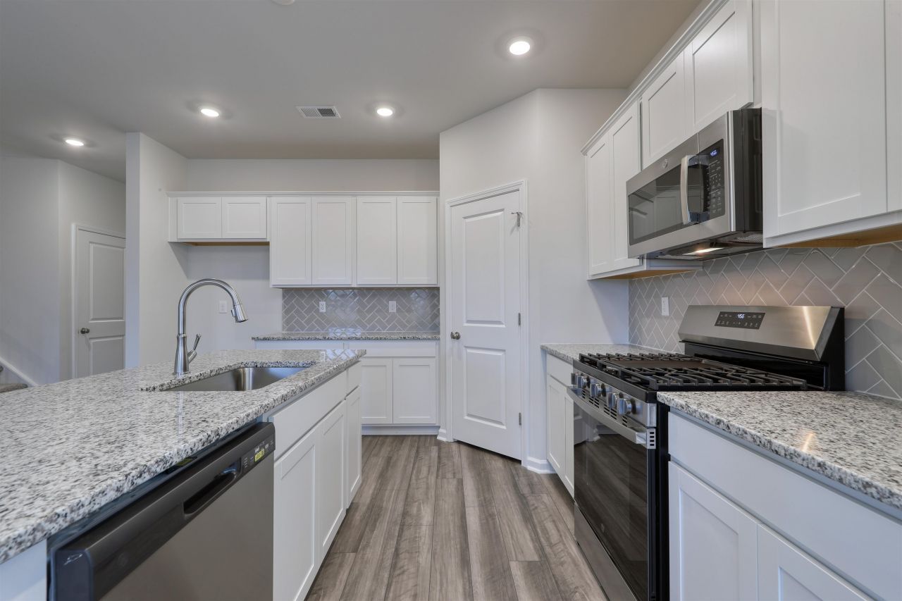 357 Garden Grove St Photo 6