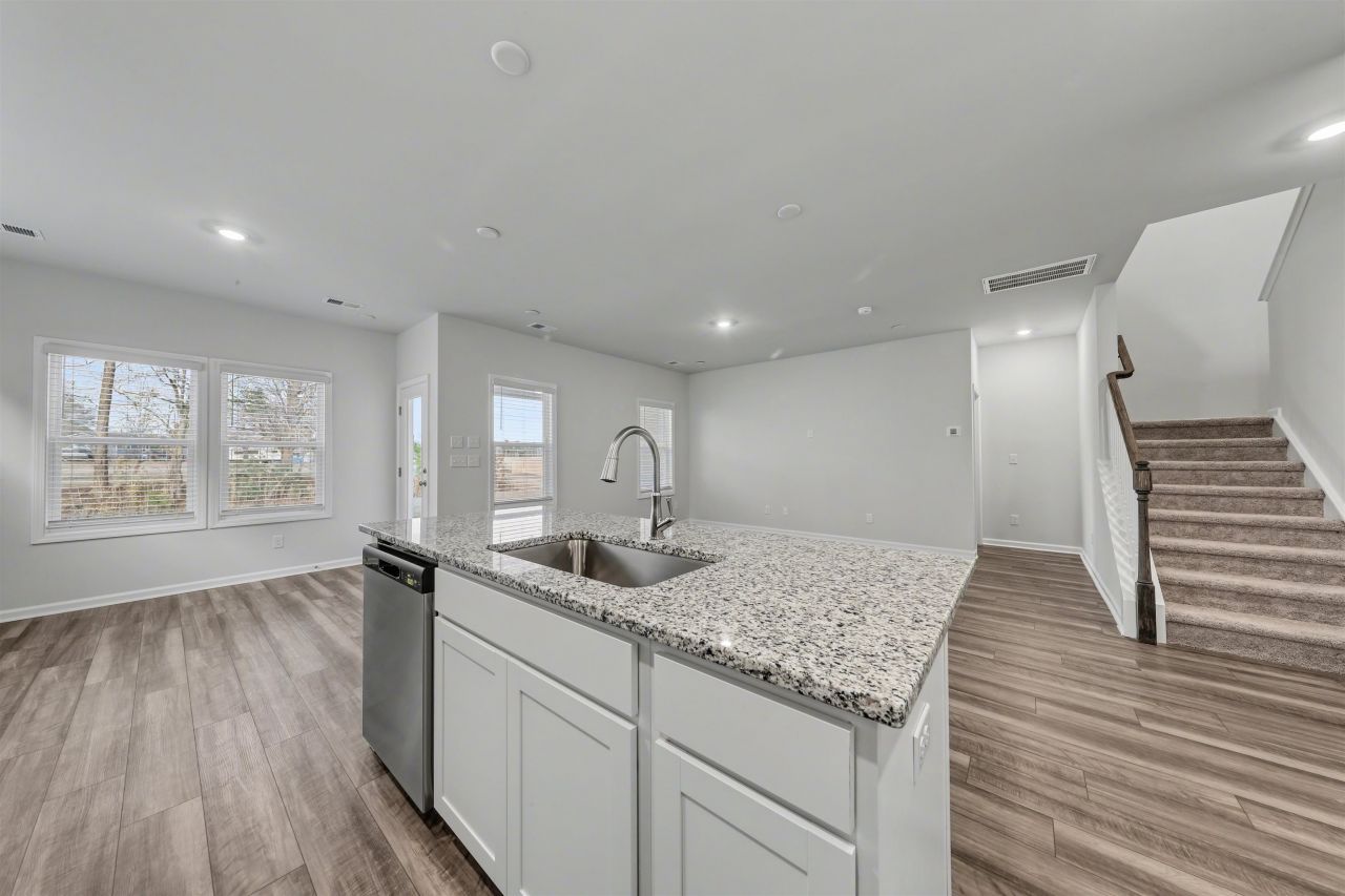 357 Garden Grove St Photo 7