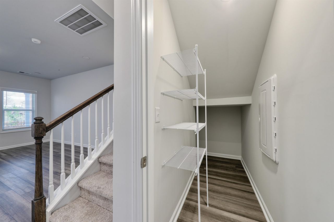 357 Garden Grove St Photo 8