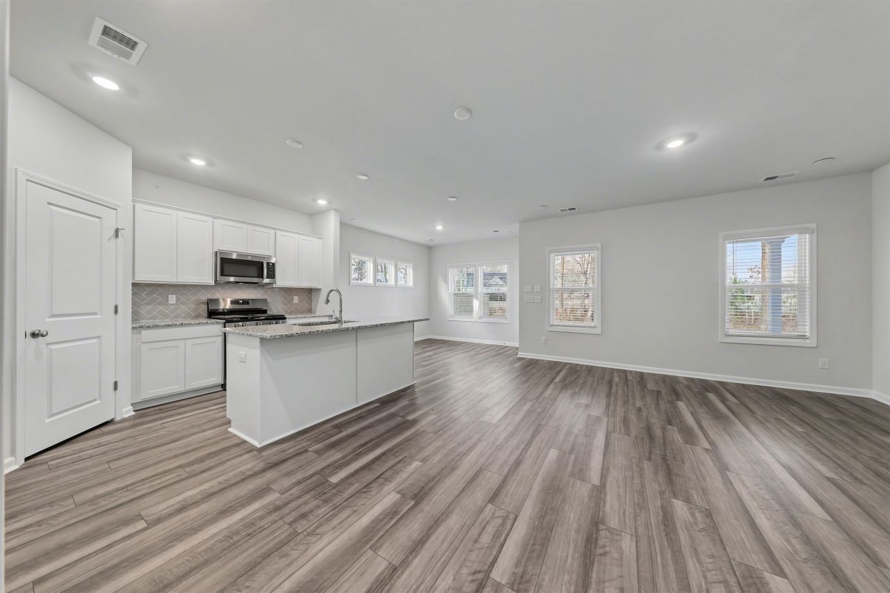 357 Garden Grove St Photo 9