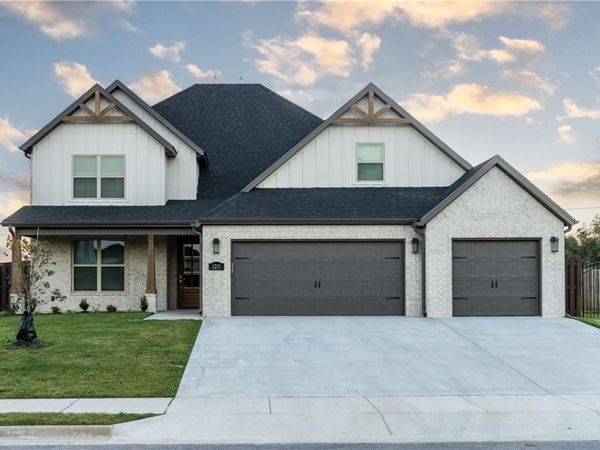 1211 Montieri Drive, Centerton, AR 72719