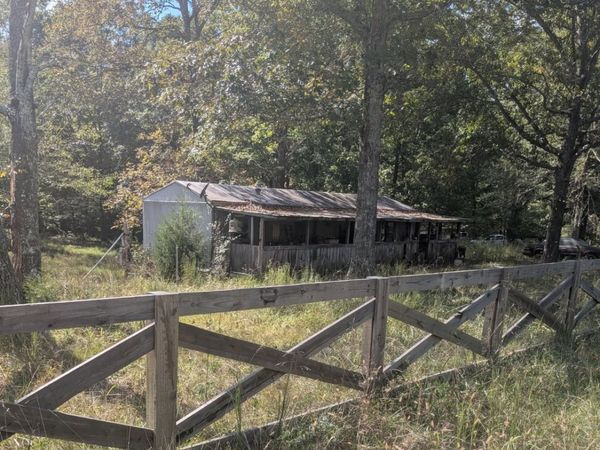 2775 N Hurricane Creek Road, Mc Ewen, TN 37101