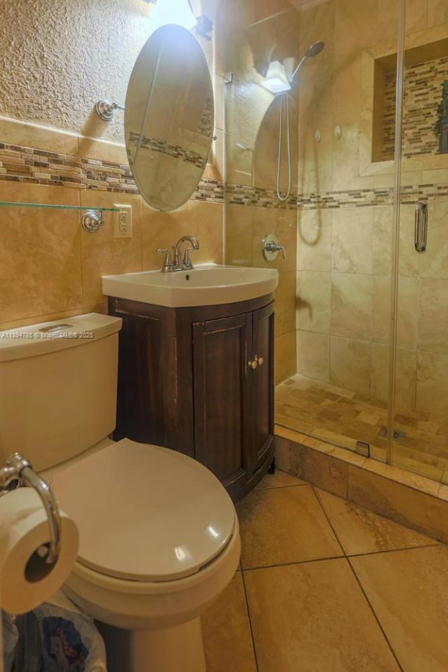 3495 W 2nd Ave, Hialeah, FL 33012 Photo