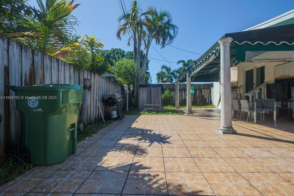 3495 W 2nd Ave, Hialeah, FL 33012 Photo