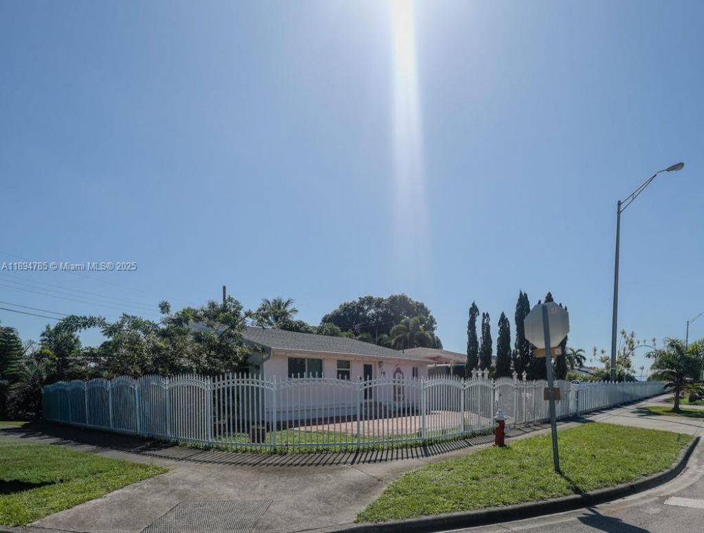 3495 W 2nd Ave, Hialeah, FL 33012 Photo