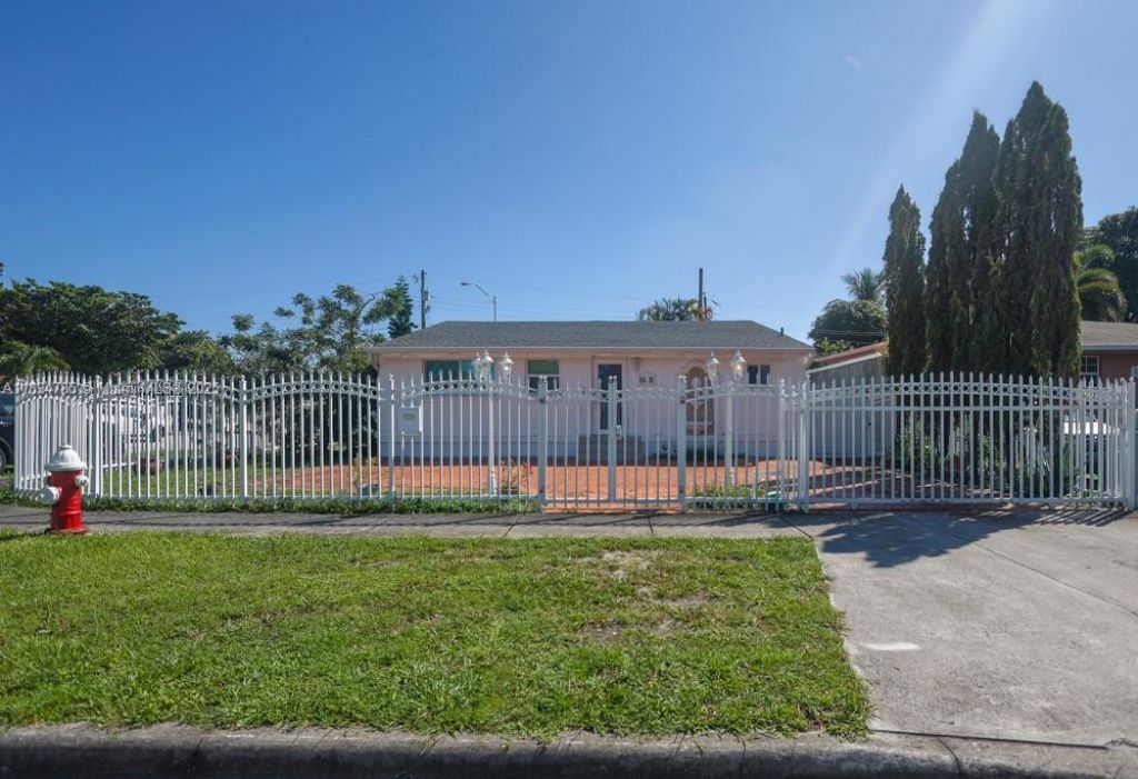 3495 W 2nd Ave, Hialeah, FL 33012 Photo