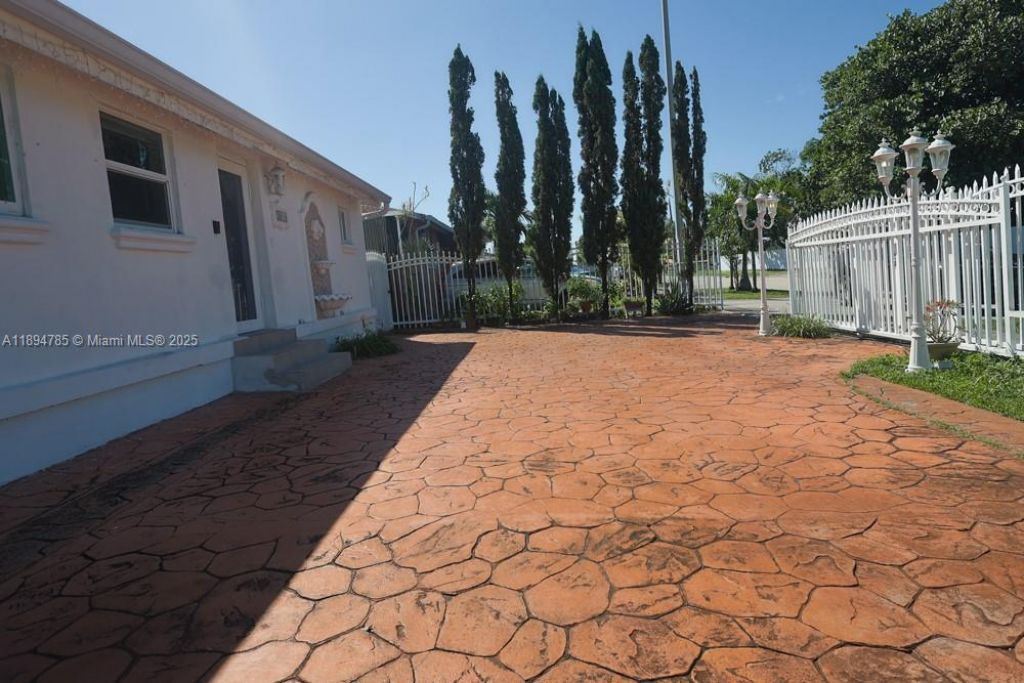 3495 W 2nd Ave, Hialeah, FL 33012 Photo