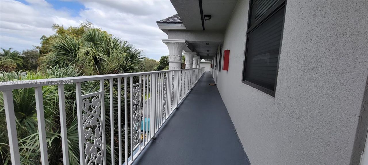 1530 Whitehall Dr, Unit 405, Davie, FL 33324 Photo