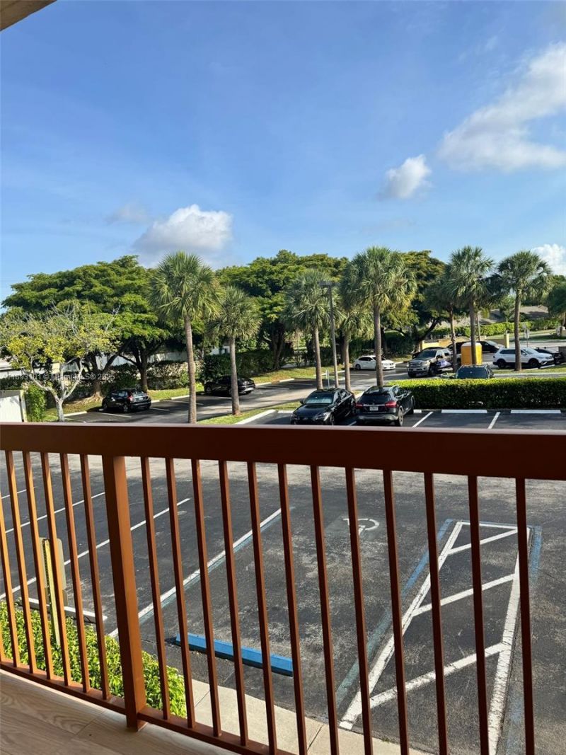 7610 Westwood Dr, Unit 122, Tamarac, FL 33321 Photo