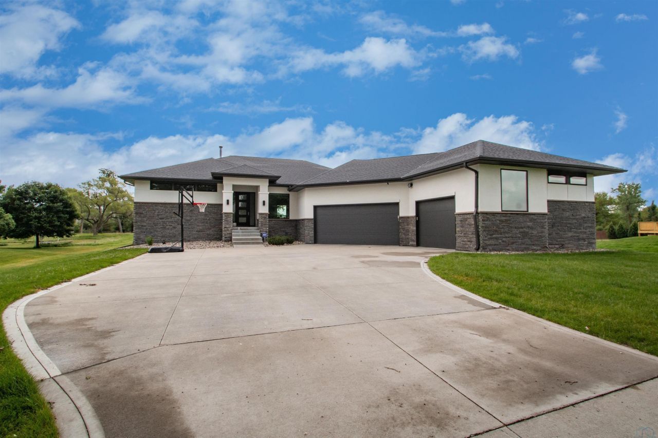 920 Wynstone Drive, Jefferson, SD 57038 Main Photo