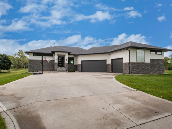 920 Wynstone Drive, Jefferson, SD 57038