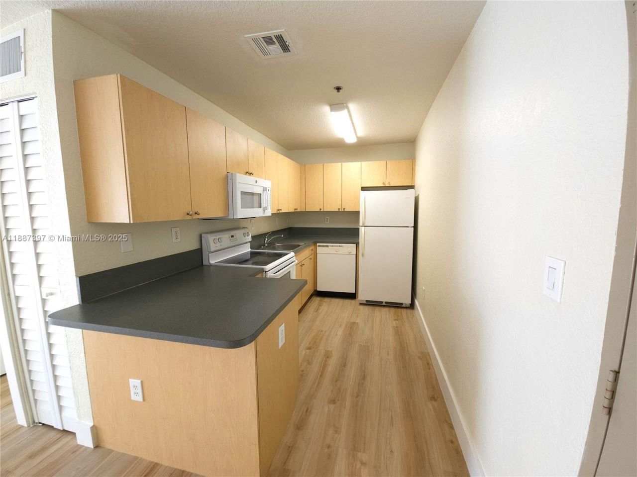 437 SW 7th St, Unit 201, Miami, FL 33130 Photo