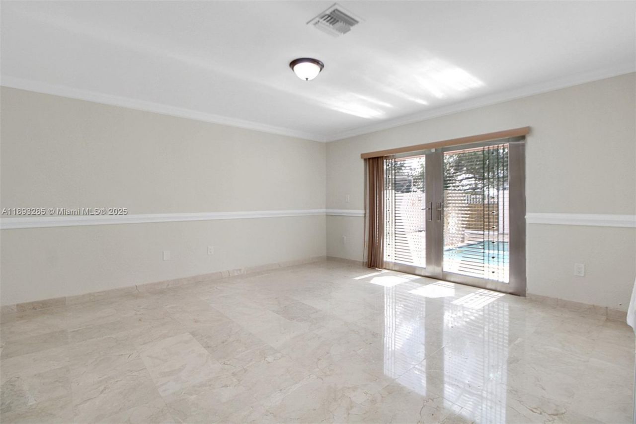 8416 NW 201st St, Miami, FL 33015 Photo