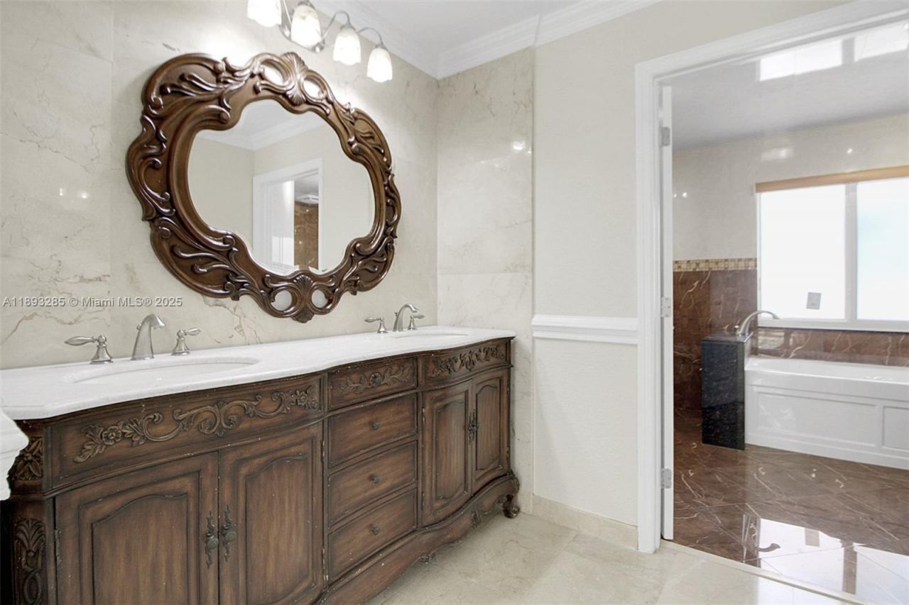 8416 NW 201st St, Miami, FL 33015 Photo