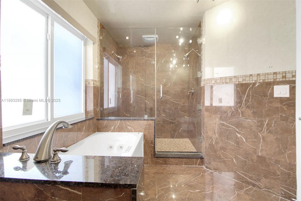 8416 NW 201st St, Miami, FL 33015 Photo