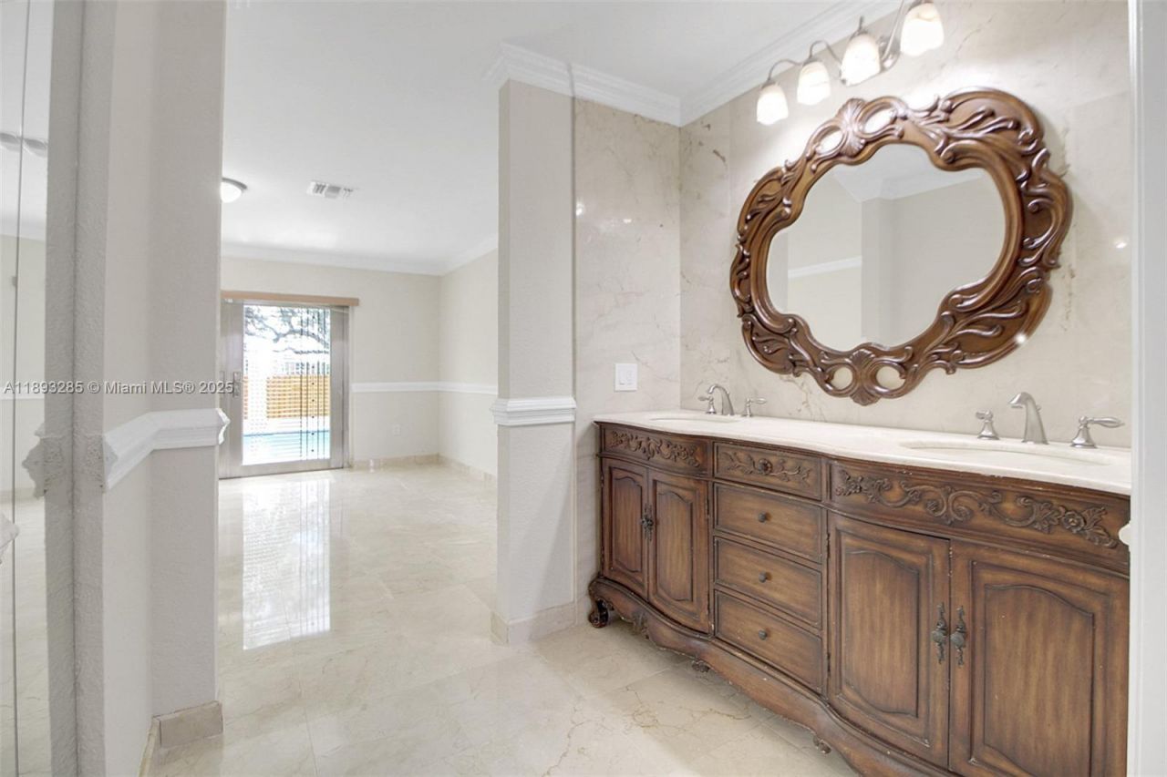 8416 NW 201st St, Miami, FL 33015 Photo