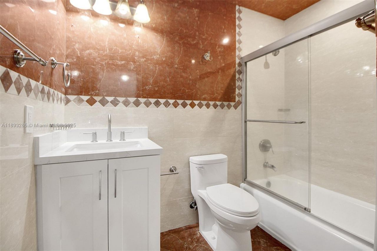 8416 NW 201st St, Miami, FL 33015 Photo