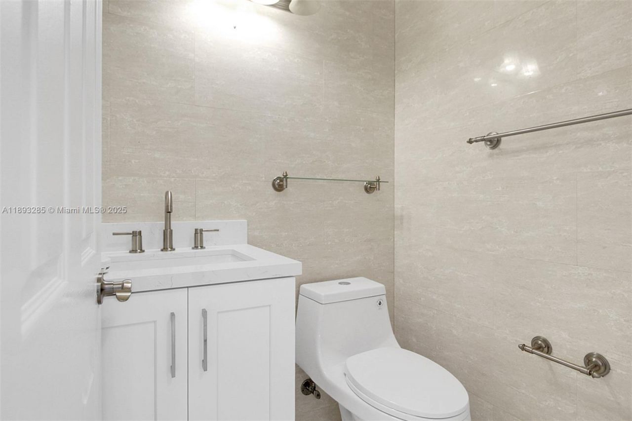 8416 NW 201st St, Miami, FL 33015 Photo