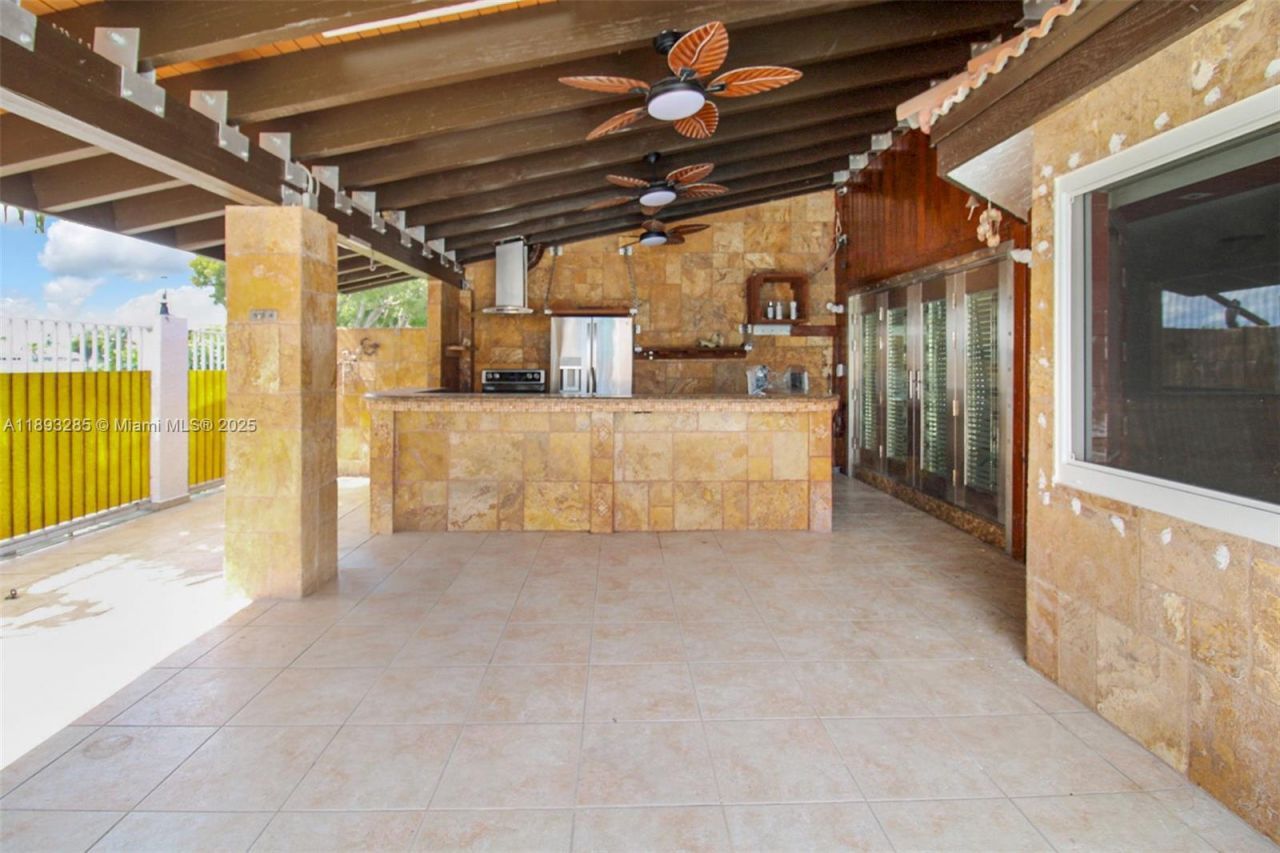 8416 NW 201st St, Miami, FL 33015 Photo