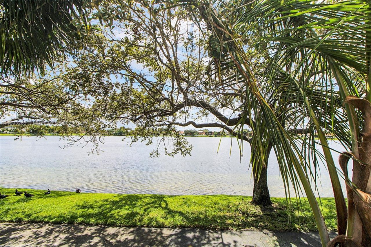 8416 NW 201st St, Miami, FL 33015 Photo