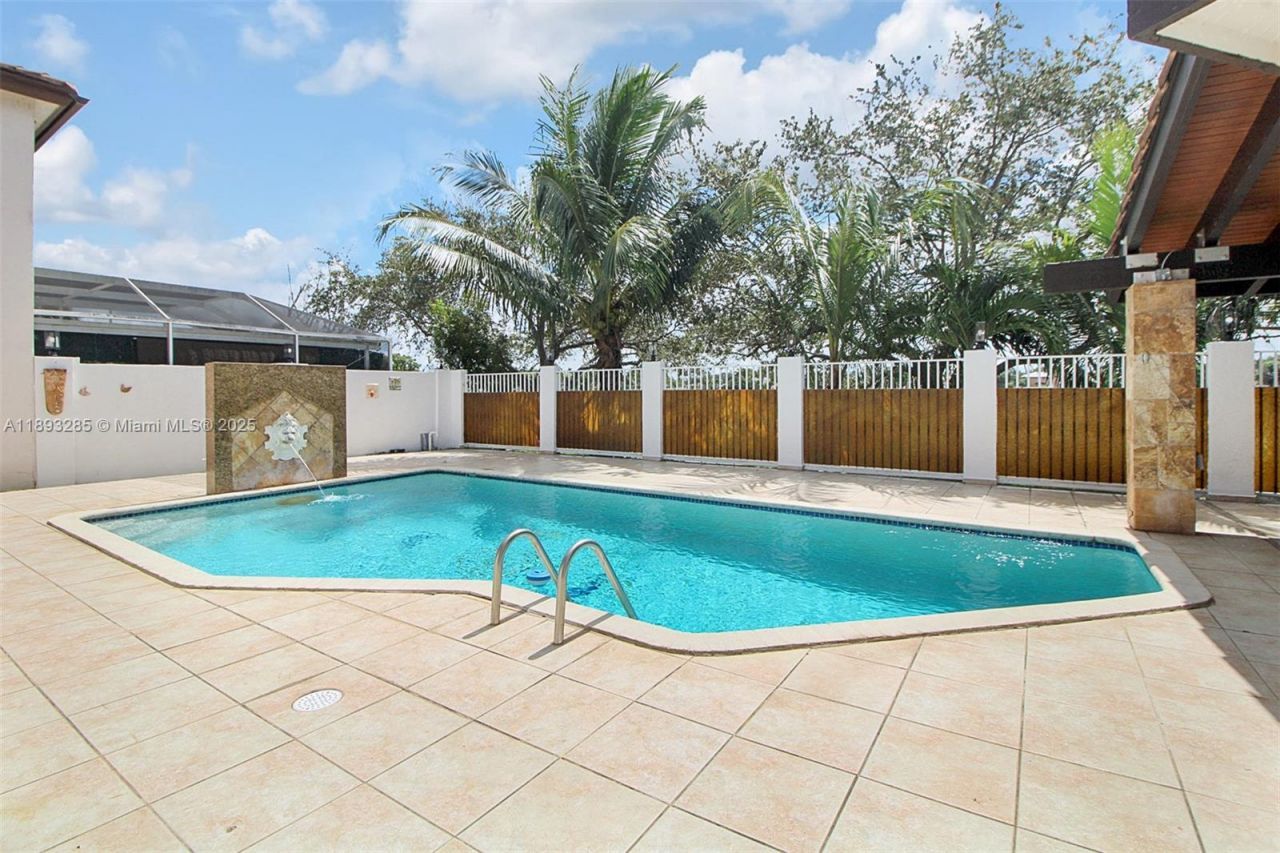 8416 NW 201st St, Miami, FL 33015 Photo