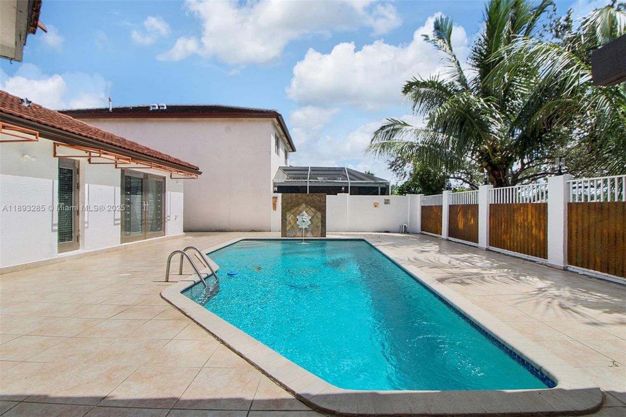 8416 NW 201st St, Miami, FL 33015 Photo