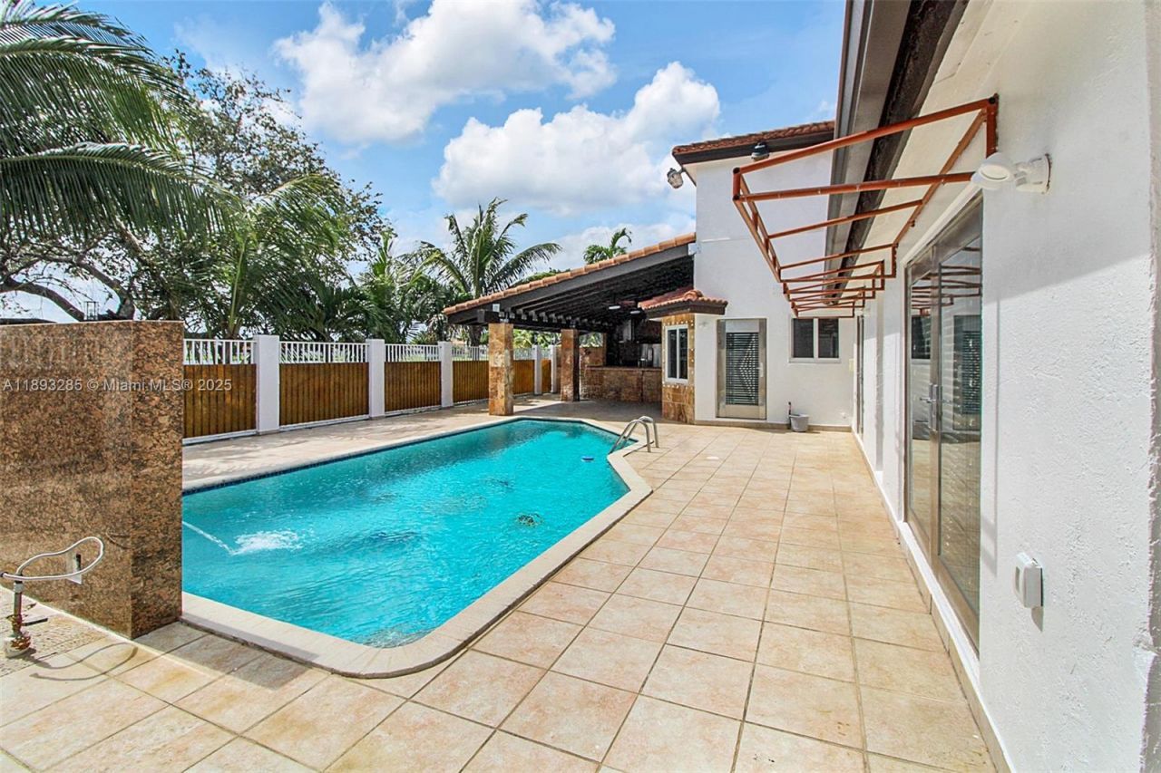 8416 NW 201st St, Miami, FL 33015 Photo