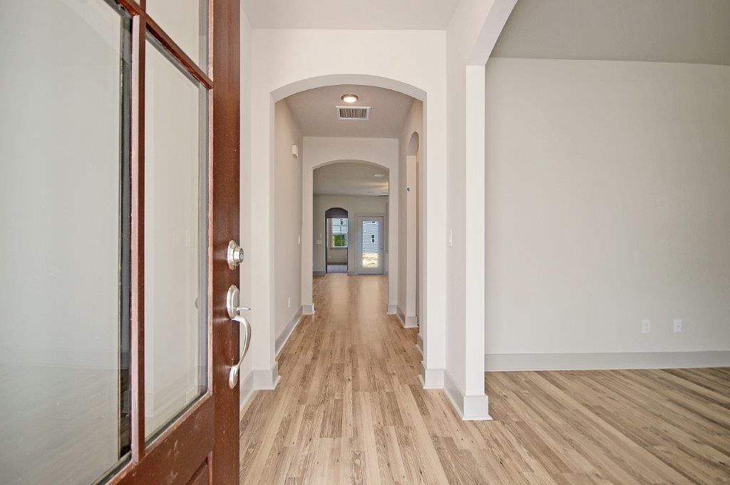 225 Creek Pointe Drive Photo 14