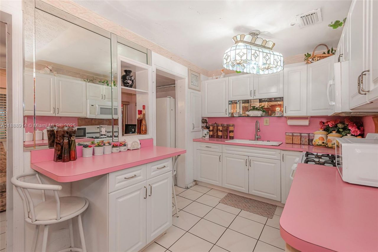 1083 NW 74th St, Miami, FL 33150 Photo