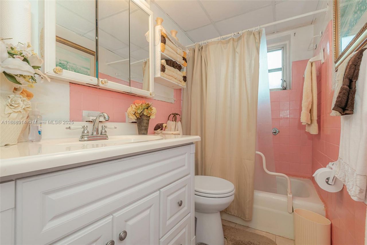 1083 NW 74th St, Miami, FL 33150 Photo