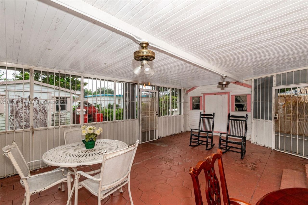 1083 NW 74th St, Miami, FL 33150 Photo