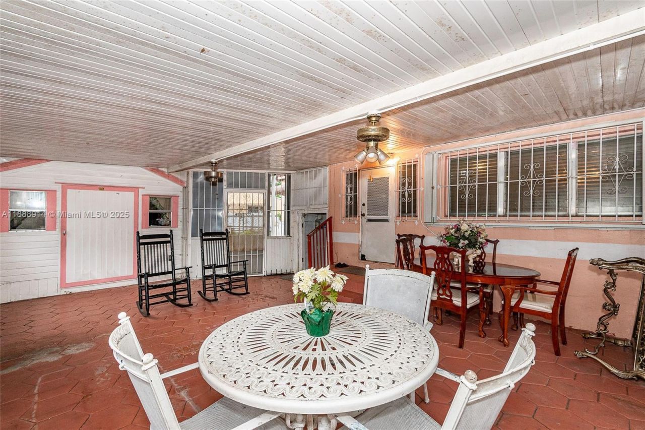 1083 NW 74th St, Miami, FL 33150 Photo