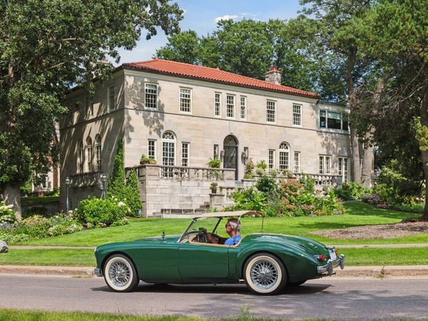 2308 W Lake Of The Isles Parkway, Minneapolis, MN 55405