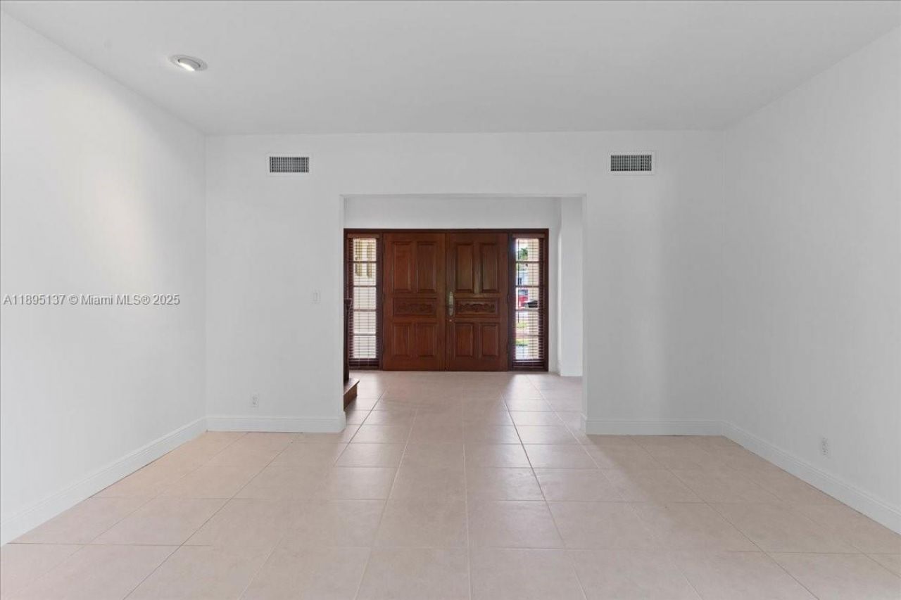 1961 NE 188th St, Miami, FL 33179 Photo