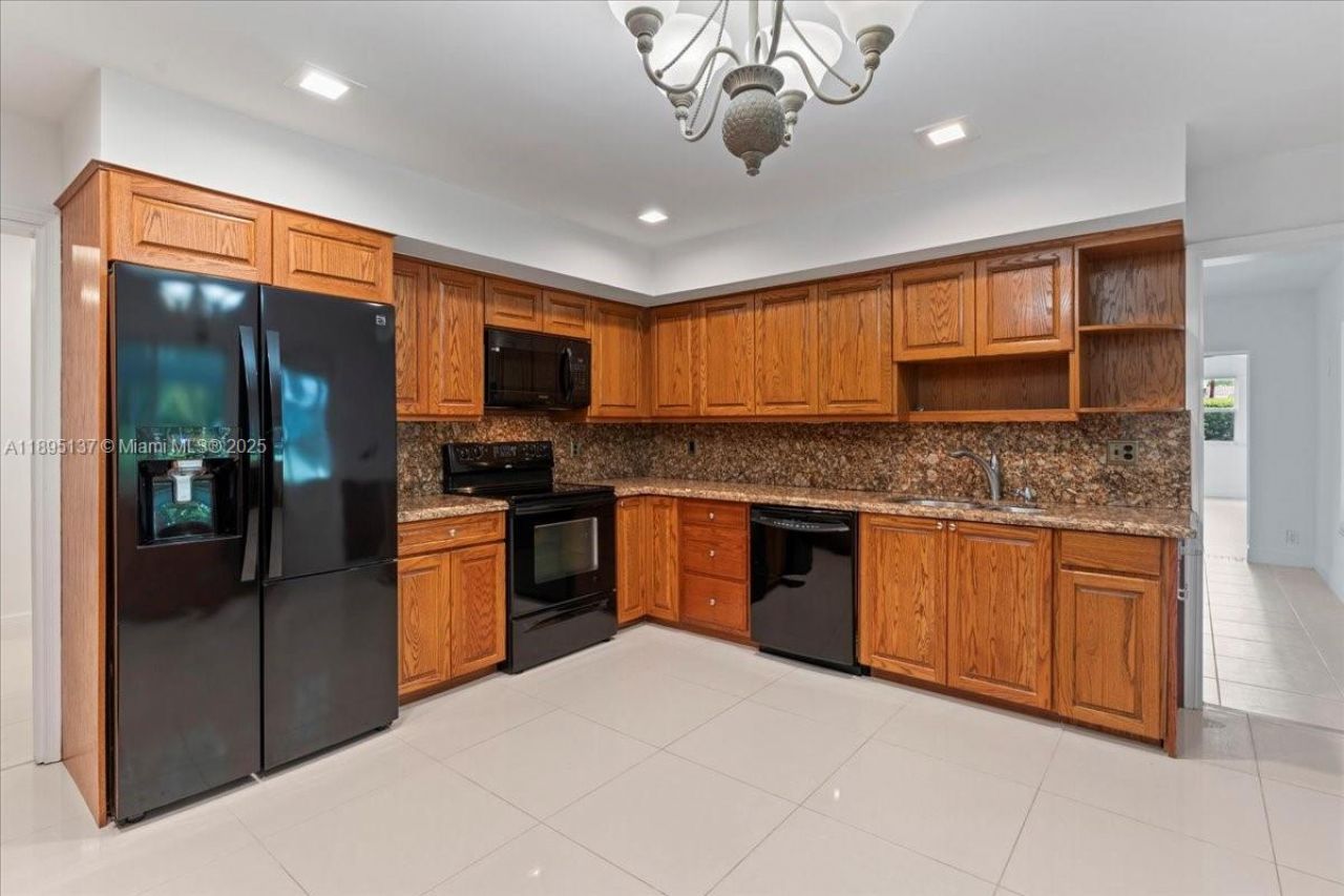 1961 NE 188th St, Miami, FL 33179 Photo