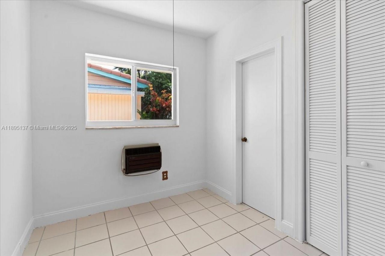 1961 NE 188th St, Miami, FL 33179 Photo