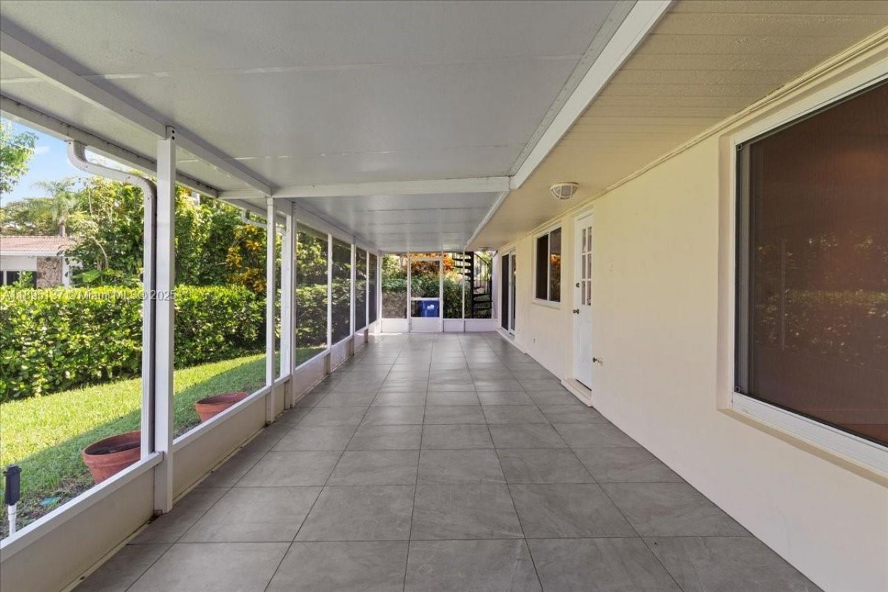 1961 NE 188th St, Miami, FL 33179 Photo